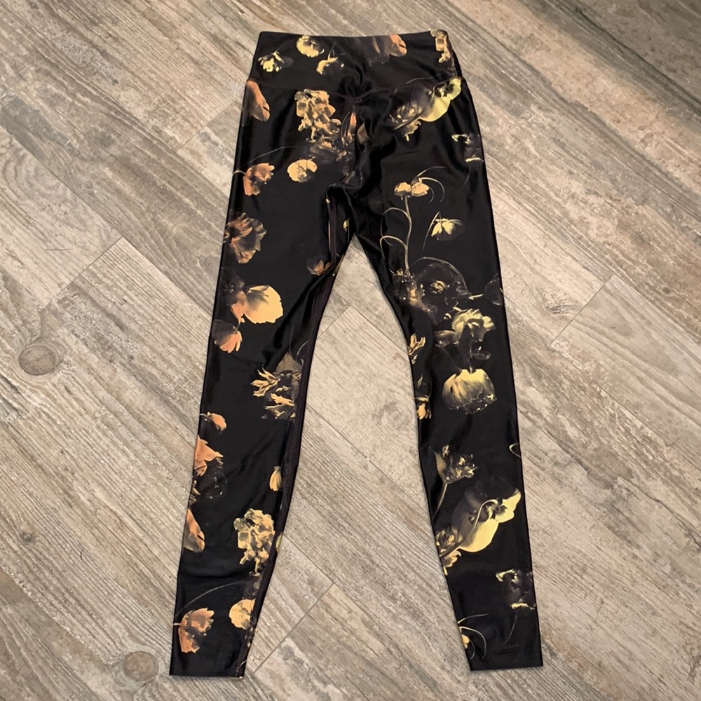 🖤 RARE! Nike Gold Floral Leggings - Picture 5 of 7